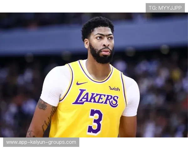 戴维斯单场37篮板创纪录：震撼全场的篮球巨星